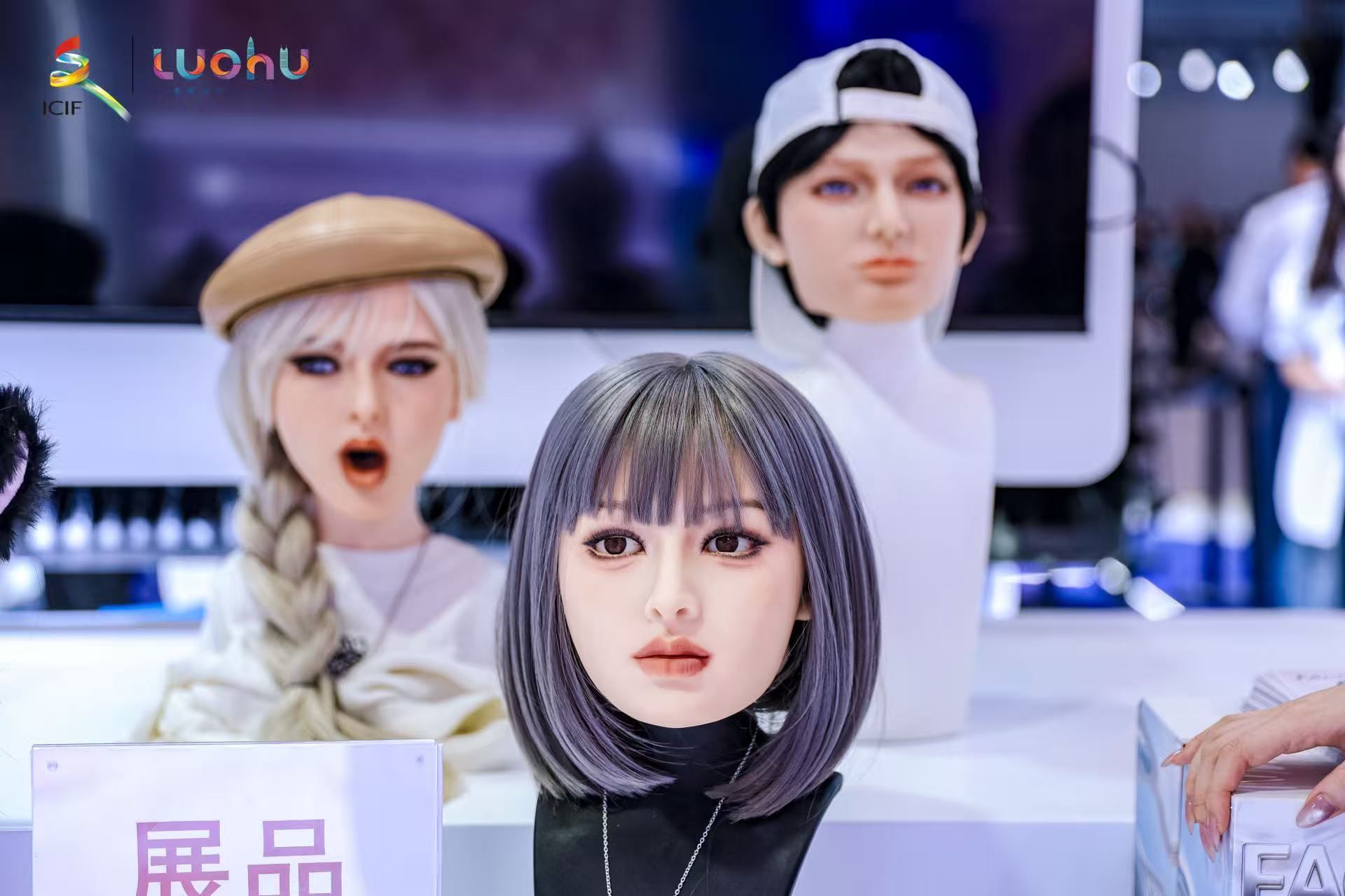 FaceyBot在展会现场与观众互动